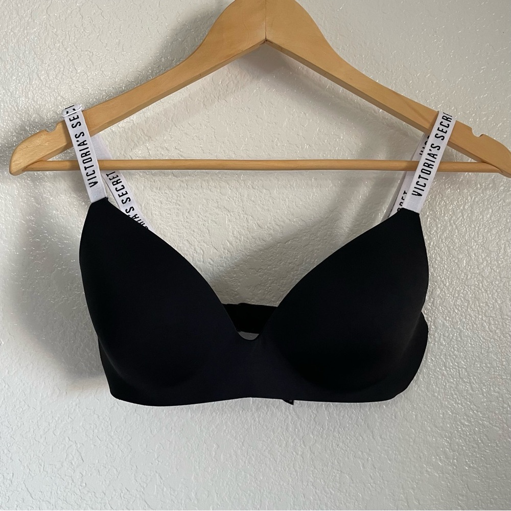 Victoria's Secret T-Shirt Lightly Lined Wireless Black Bra White Logo Straps 32D